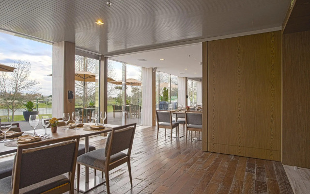 Suryaa Hotel Pinhais, Curio Collection by Hilton