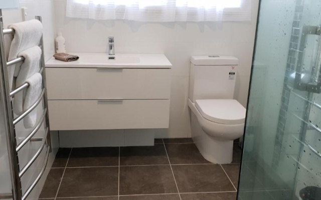Rose Apartments Unit 6 Central Rotorua-Accommodation & Spa – Bathroom – Rotorua