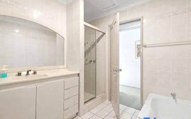 Tranquil & Comfortable Rooms – Easy Walk to Train & Park