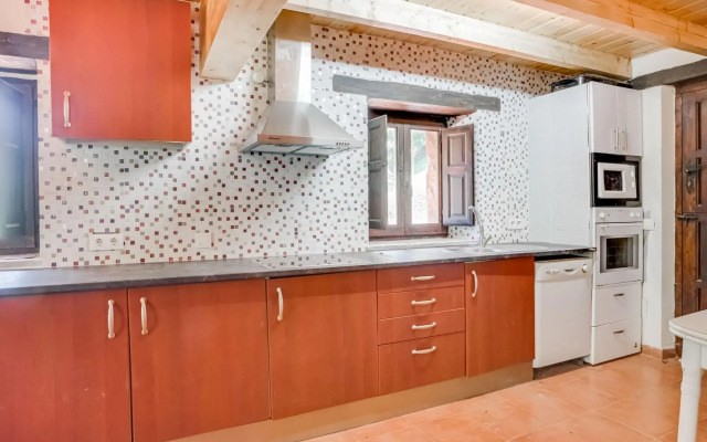 Rustic Holiday Home in Merilla with Valley View