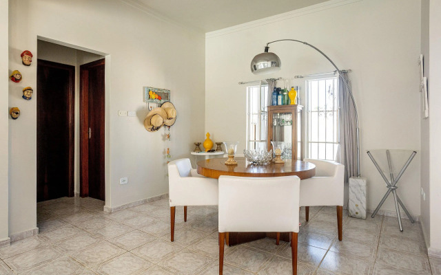 Casa com piscina e churrasqueira perto da praia