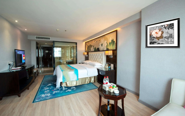 Ramada by Wyndham Encore Kaili West