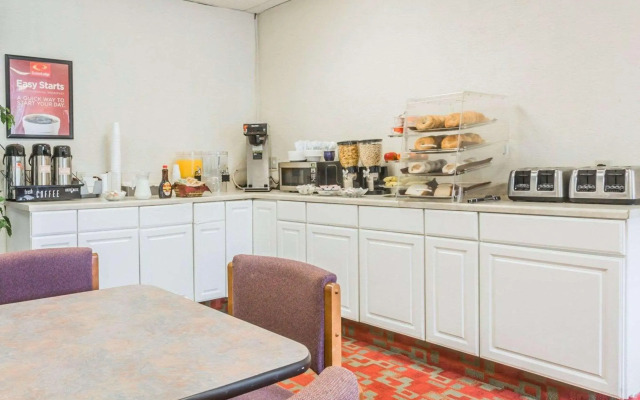 Econo Lodge Near Stewart International Airport