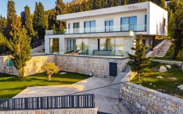 Villa Serenity Luxury Lakeside Manor