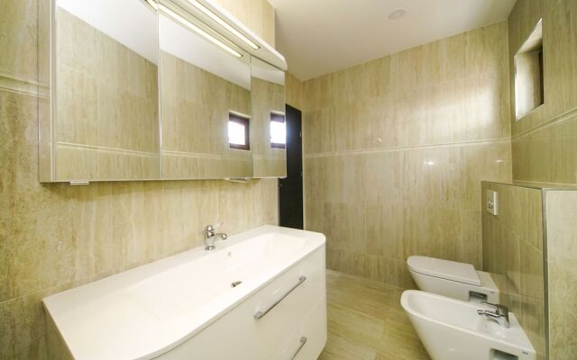 Luxurious Villa with Private Swimming Pool, Hot Tub, Sauna, Lovely Taverne