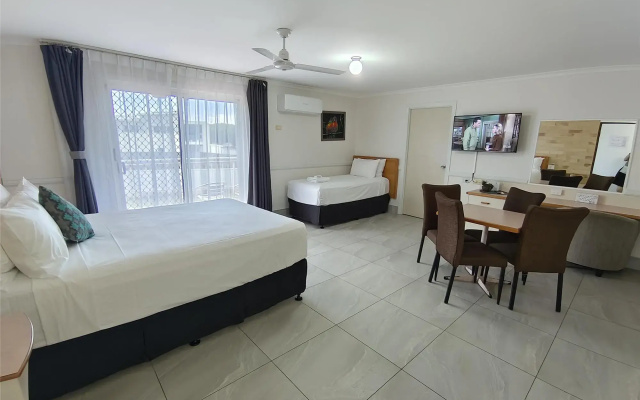 Отель Ambassador Motor Lodge