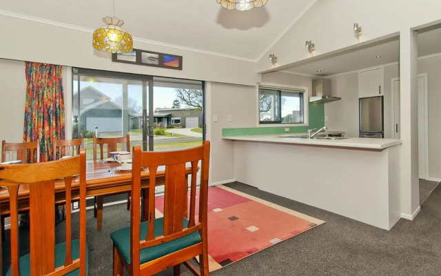 Sea Breeze - Whangamata Holiday Home