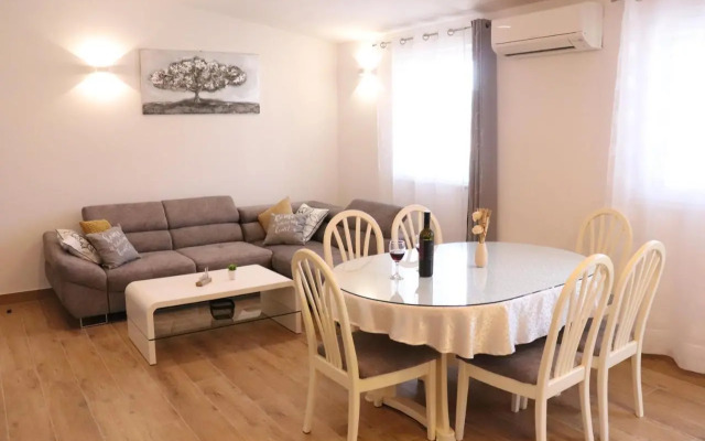 Apartment MARY- 2 free parking, near Mall of Split