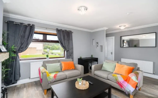 3 Bedroom House - Free Parking