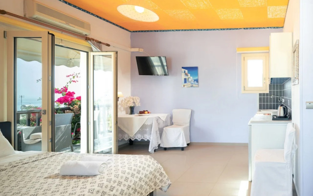 Room in Apartment - Master Suite Complex With Pool and Full View
