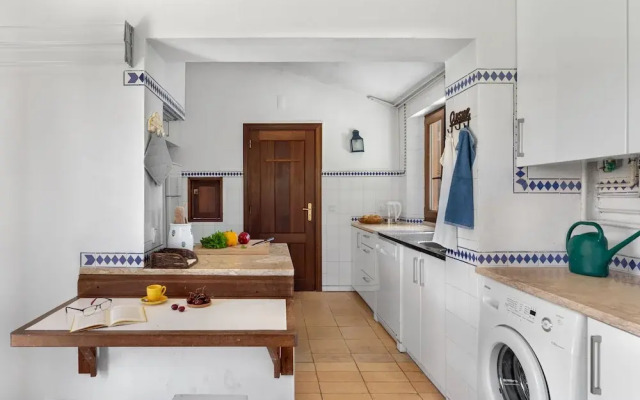 JOIVY 3-BR Cottage w/Terrace & Garden in Colares