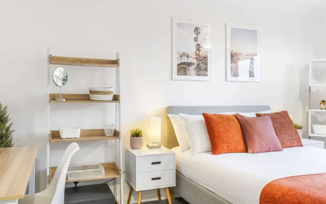 Elegant 4BR House Near City Centre Angus Suites