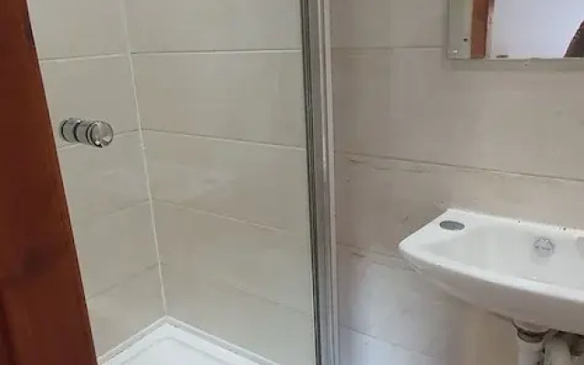 Room in Guest Room - Nice Large Room in Coventry