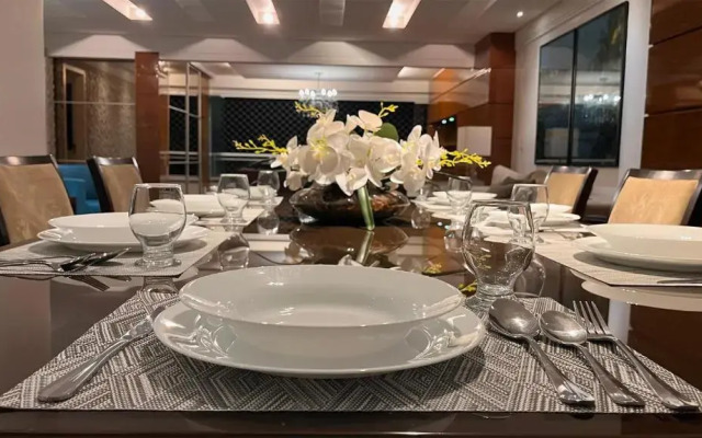 Luxuosa cobertura de 380m² a 850m da Av Beira Mar