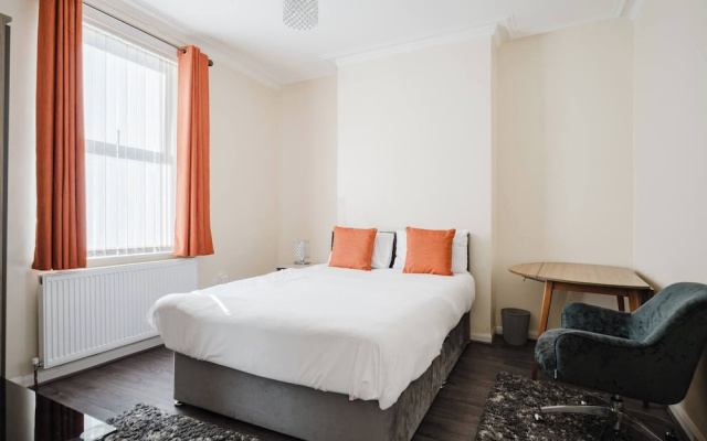 6-bed Manchester Holiday