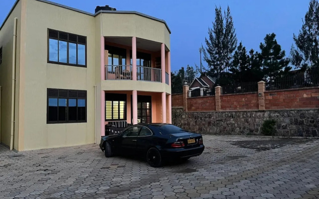 The Mugabi's Spacious Private Room