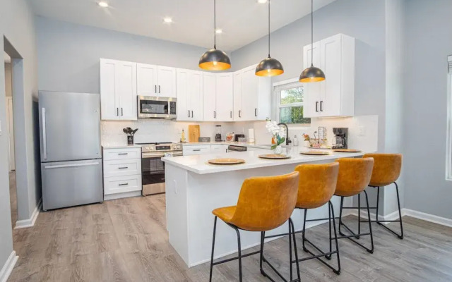 Inviting 4BR 2BA Near Downtown Riverwalk