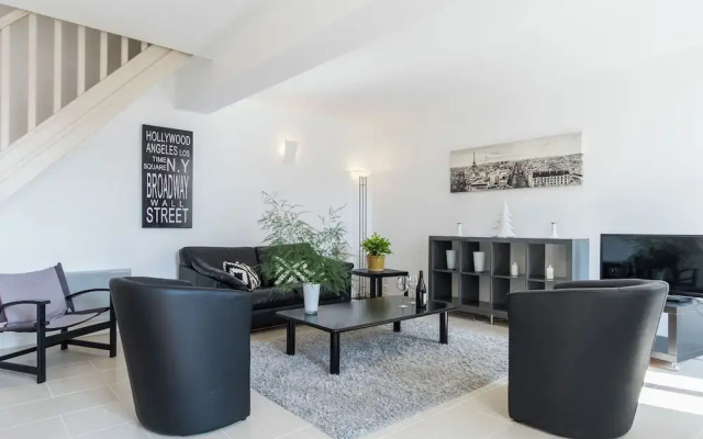 Luxury Holiday Home With Lawn in Beaumont-en-véron Near Chinon