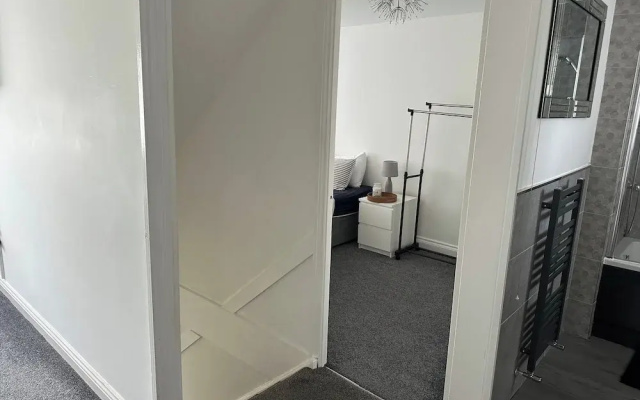 Housesleeps6-freeparking-wifi-contractors-garden