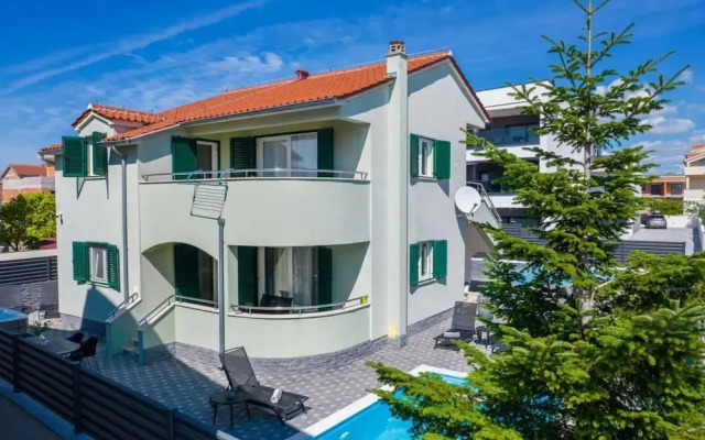 Villa S