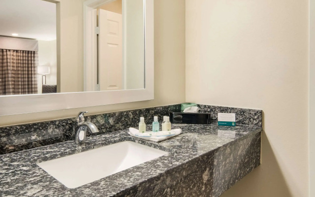 Quality Inn & Suites Dallas - Cityplace