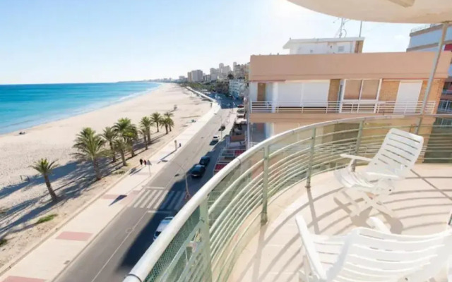 Ático en 1ª línea con impresionantes vistas al mar