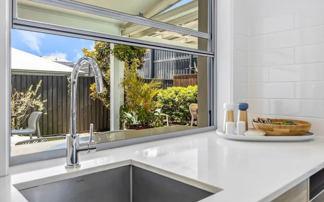 Premium 4-bed Coastal Escape With BBQ and Pool