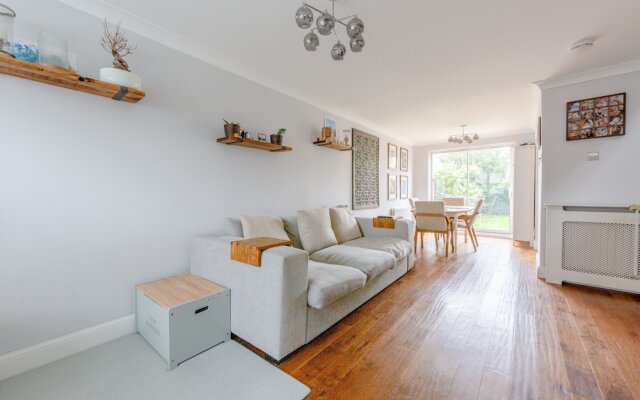 Serene and Spacious 2 Bedroom House in South Wimbledon