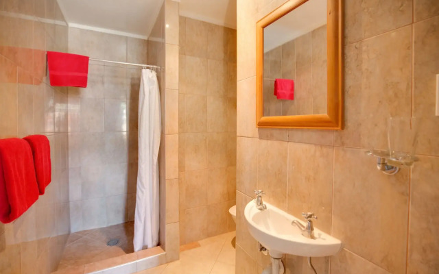 The Cambridge Hotel & Backpackers