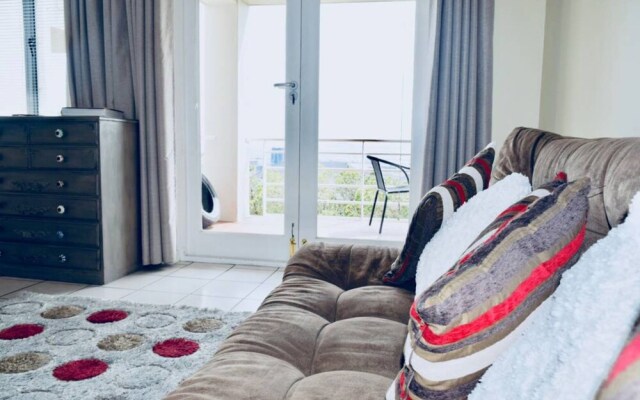 Bright Studio Apartment in Devils Peak