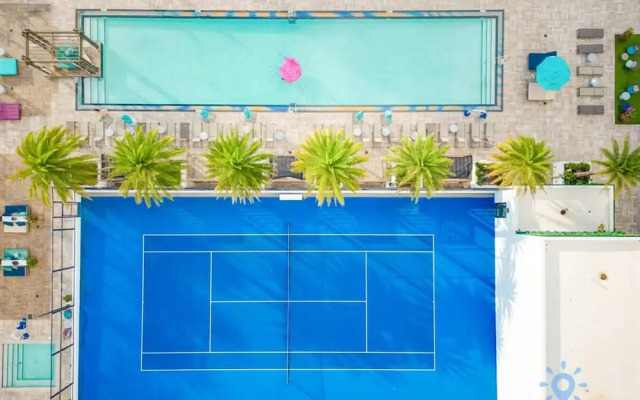 Bayview Luxury: 3BR Pools Oceanfront Amenities