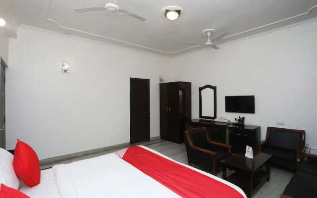 OYO 22270 Sky Inn