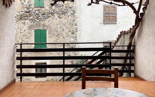 Mountain apartment in an authentic courtyard