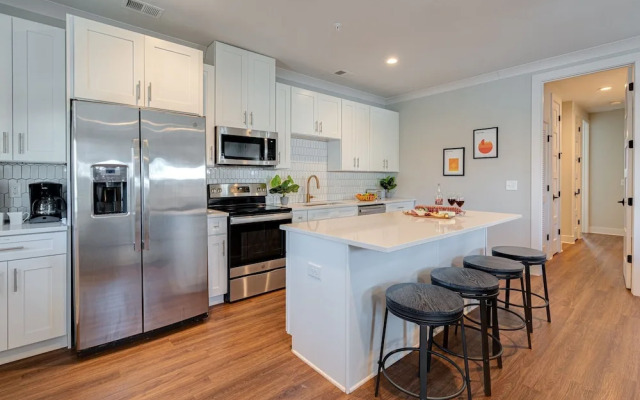 Melrose Melody - 5 Mins to Broadway