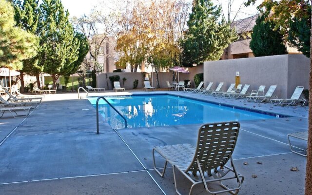 2 Bedroom Apartment w/ Pool, Balcony & WiFi by Frontdesk