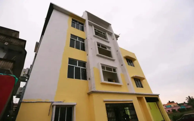 OYO 18355 Hotel Moonlight