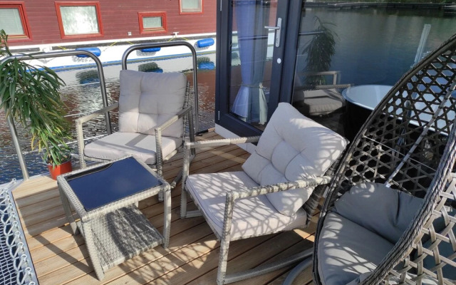 Un Moment Suspendu Pour Couple : Houseboat « Trampoline sur Leau »