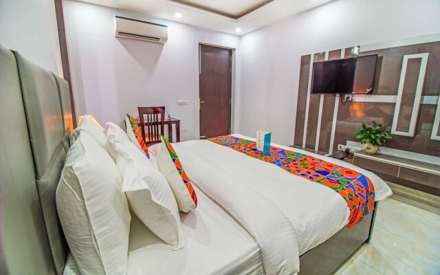 FabHotel Parfait Street