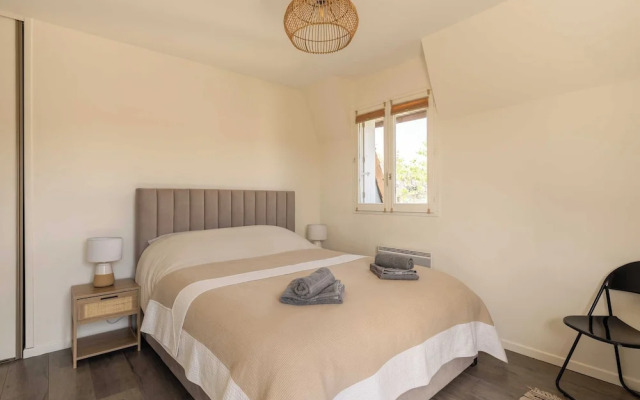 Renovated Apartment Sleeping 6 - Pool and Tennis