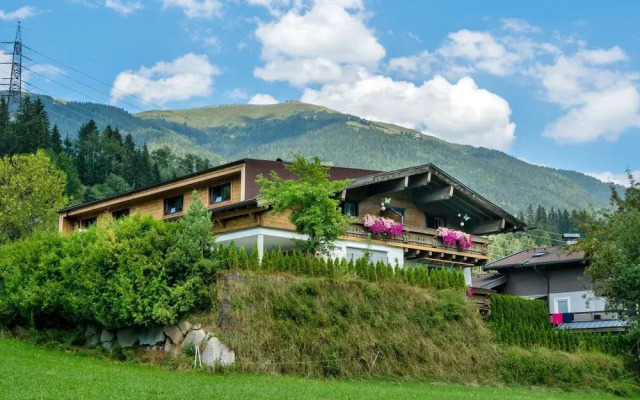 Cozy Apartment in Neukirchen am Großvenediger With Parking