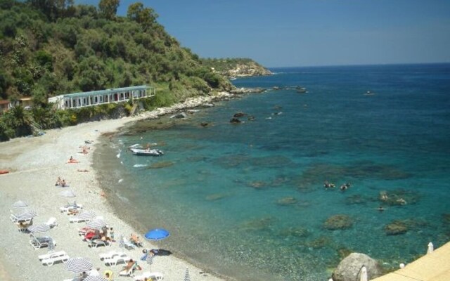 Cirucco Bay Hotel & Camping