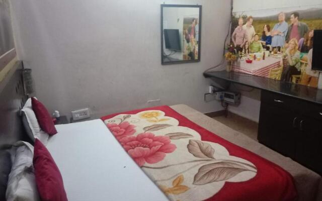 Yash Guest House 01 Minute Walk in Nizamuddin Railway Station