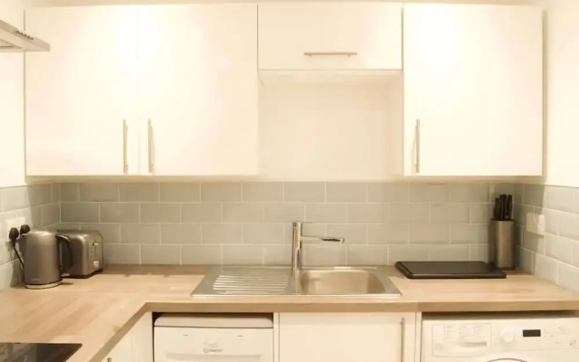 Beautiful 1 Bedroom Apartment On Broughton Street