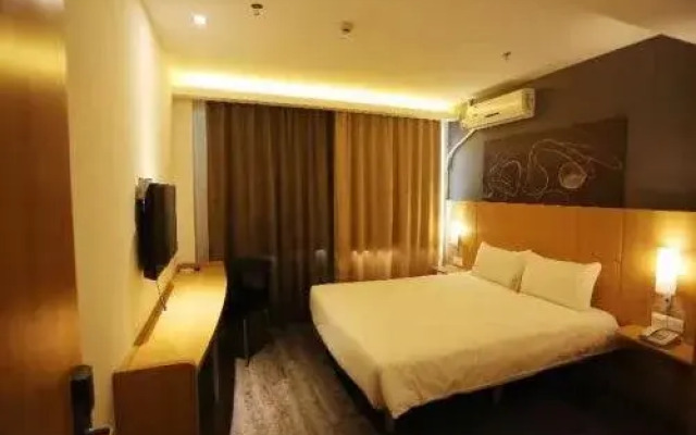 Ibis Jinzhou Yunfei Street