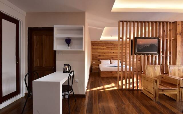 Gold Hotel