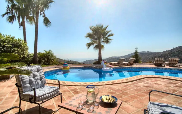 Luxury 4-bedroom villa, private pool and outhouse