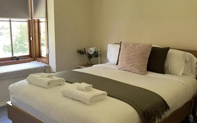 Residence on Cemar - Your home away from home! – Guest Rooms – Orange