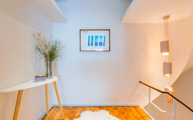 UNIQUE Modernist Duplex apartment & PARKING