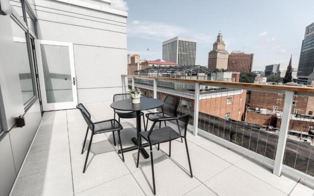 Kislak 601 1BR Penthouse with Stunning Rooftop Terrace