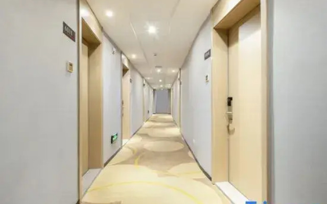 Elong ME Hotel (Liuzhou High-speed Railway Station Liunan Wanda Plaza)